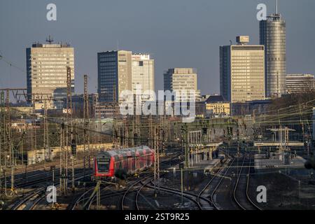 Train express régional sur les voies à l'ouest de la gare centrale d'Essen, skyline du centre-ville, Rhénanie du Nord-Westphalie, Allemagne, Europe Banque D'Images
