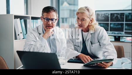 Personnes, médecins et réunion sur ordinateur portable à l'hôpital pour l'étude de rayons X, les résultats de laboratoire et la collaboration. Personnel, tablette et informations en ligne pour Banque D'Images