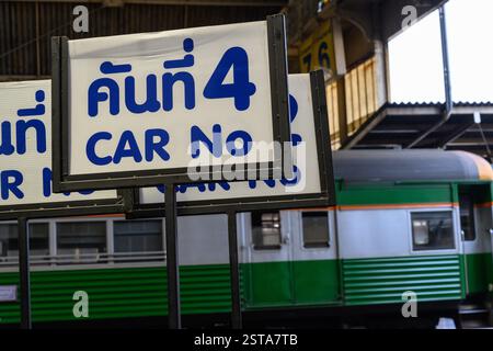 Bangkok, Thaïlande. 15 février 2025. Panneaux de quai à la gare de Hua Lamphong, Bangkok. Crédit : SOPA images Limited/Alamy Live News Banque D'Images
