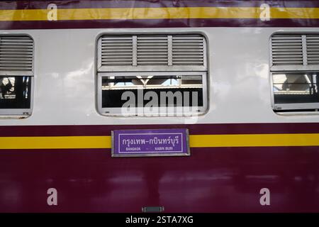 Bangkok, Thaïlande. 15 février 2025. Voiture de train colorée à la gare de Hua Lamphong, Bangkok. Crédit : SOPA images Limited/Alamy Live News Banque D'Images