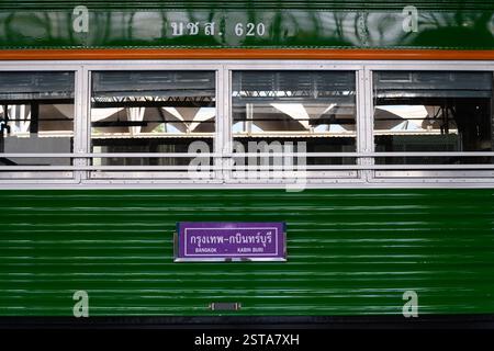 Bangkok, Thaïlande. 15 février 2025. Voiture de train colorée à la gare de Hua Lamphong, Bangkok. Crédit : SOPA images Limited/Alamy Live News Banque D'Images