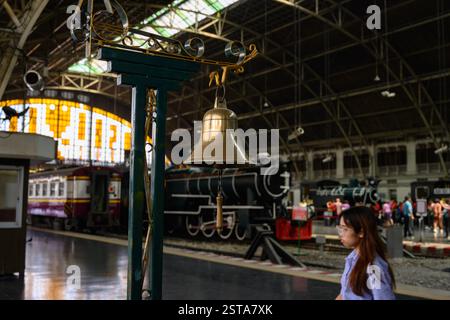 Bangkok, Thaïlande. 15 février 2025. La cloche du quai à la gare de Hua Lamphong, Bangkok. Crédit : SOPA images Limited/Alamy Live News Banque D'Images