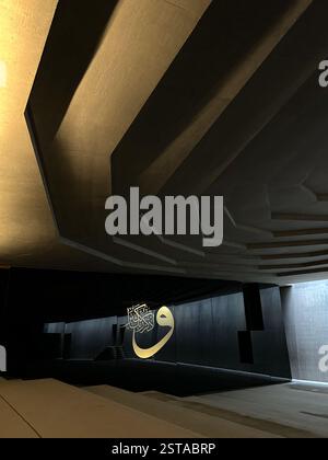 Cette image captivante met en valeur un chef-d'œuvre architectural aux lignes géométriques nettes et à l'éclairage spectaculaire. L'interaction de la lumière et de l'ombre sur t Banque D'Images