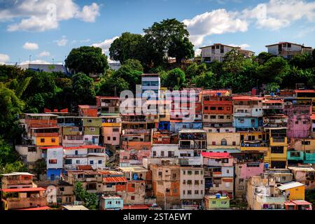 Barrios, bidonvilles sur la colline, Caracas, Venezuela. Quartiers pauvres d'Amérique du Sud. Banque D'Images