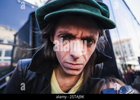 Sanremo, Italie. 14 février 2025. Lucio Corsi arrive au camion Radio RTL 102,5 à Sanremo, Italie, le 15 février 2025 (photo Alessandro Bremec/NurPhoto). Crédit : NurPhoto SRL/Alamy Live News Banque D'Images