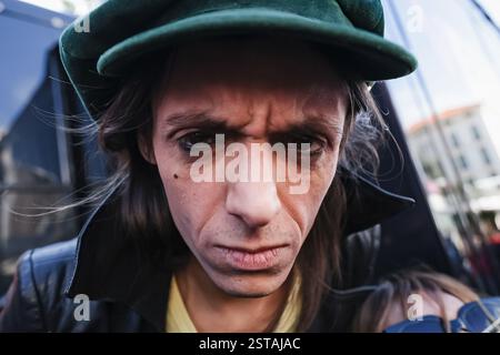 Sanremo, Italie. 14 février 2025. Lucio Corsi arrive au camion Radio RTL 102,5 à Sanremo, Italie, le 15 février 2025 (photo Alessandro Bremec/NurPhoto). Crédit : NurPhoto SRL/Alamy Live News Banque D'Images