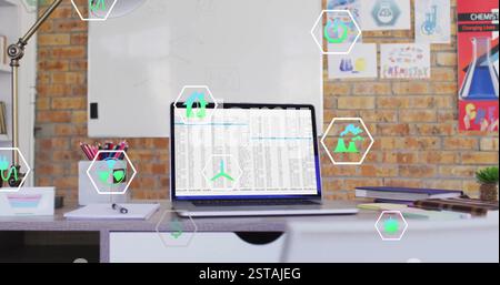 Image des icônes écologiques sur ordinateur portable avec traitement des données dans le bureau Banque D'Images
