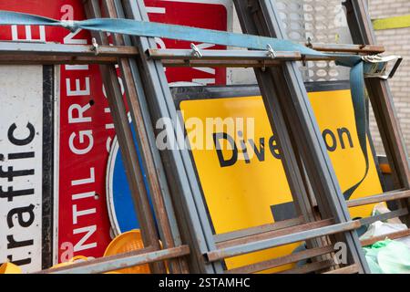 Collecté des panneaux de travaux routiers dans un camion, Thetford Banque D'Images