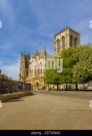 La façade sud de York Minster vue de Deangate par une journée d’été ensoleillée avec un ciel bleu. Banque D'Images