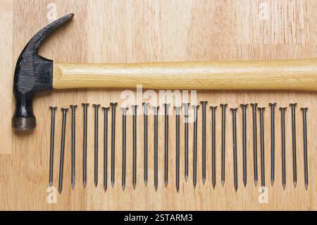 Hammer and Nails abrégé sur fond de bois. Banque D'Images