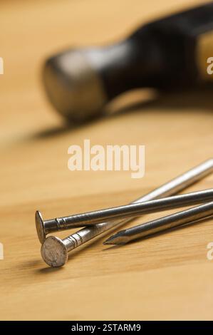 Hammer and Nails abrégé sur fond de bois. Banque D'Images