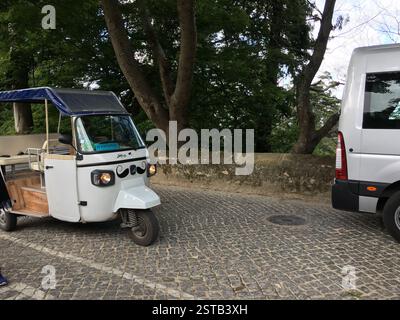 Tuk Tuk à Sintra, Portugal. Pousse-pousse automatique à trois roues avec verrière bleue. Transport touristique populaire. Banque D'Images