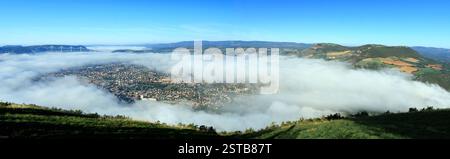 Vue aérienne de la ville de Millau par un matin brumeux. Banque D'Images