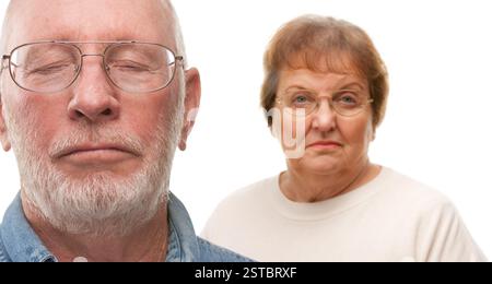 Couple senior inquiet sur White Banque D'Images