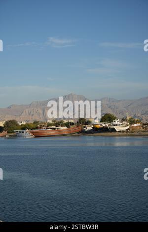 Des navires abandonnés dans la baie sur fond de montagnes Banque D'Images
