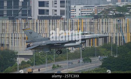 Les chasseurs F-16 de l'armée de l'air de la République de Singapour retournent à la base Banque D'Images