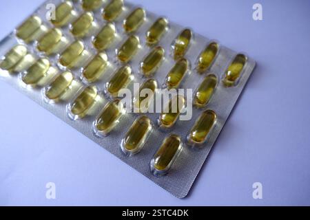 Un Blister-Pack contenant 30 1000 mg de capsules d'huile de poisson purifiée Oméga 3 haute résistance Banque D'Images