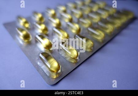 Un Blister-Pack contenant 30 1000 mg de capsules d'huile de poisson purifiée Oméga 3 haute résistance Banque D'Images
