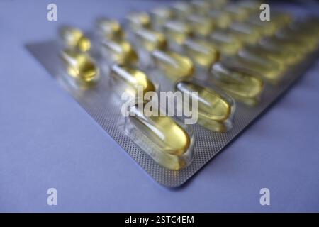 Un Blister-Pack contenant 30 1000 mg de capsules d'huile de poisson purifiée Oméga 3 haute résistance Banque D'Images