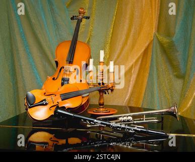 Nature morte d'un violon et d'autres instruments Banque D'Images