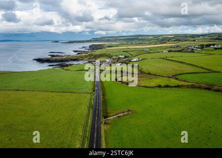 Vue aérienne sur la magnifique côte rocheuse, comté d'Antrim, Irlande du Nord Royaume-Uni Banque D'Images