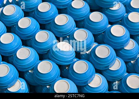 Tasses en céramique bleue - plats sur le marché Banque D'Images