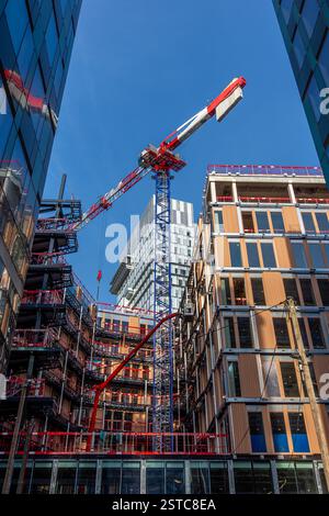 Vue en angle bas d'un chantier de construction avec une grue. Concepts de l'industrie de la construction, marché immobilier et normes techniques pour les bâtiments neufs Banque D'Images