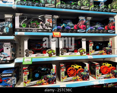 Lviv, Ukraine - 16 février 2025 : sélection de voitures jouets télécommandées sur les étagères d'un magasin de jouets. Banque D'Images