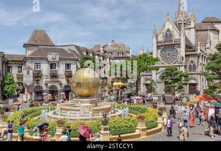 Village d'inspiration française au parc d'attractions Ba Na Hills Sunworld à Danang Vietnam Banque D'Images