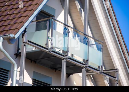 Balkongeländer aus Glas und Edelstahl an einem Wohnhaus *** balustrade en verre et acier inoxydable sur un immeuble résidentiel Copyright : xUdoxHerrmannx Banque D'Images