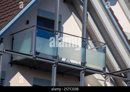 Balkongeländer aus Glas und Edelstahl an einem Wohnhaus *** balustrade en verre et acier inoxydable sur un immeuble résidentiel Copyright : xUdoxHerrmannx Banque D'Images