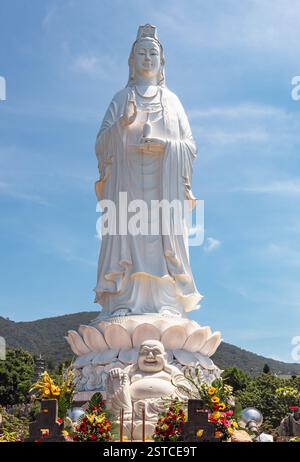 Statue géante de dame debout blanche Bouddha dans le temple bouddhiste Chùa Linh Ứng à Danang Vietnam Banque D'Images