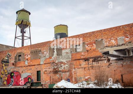 Vieux abandonné embarqué dans l'usine de Detroit Michigan par un jour nuageux Banque D'Images