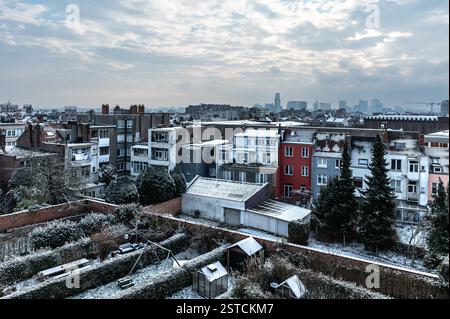 Toits et terrasses recouverts de neige, vue en grand angle de jette, région de bruxelles-capitale, Belgique. 16 FÉVRIER 2025 Banque D'Images