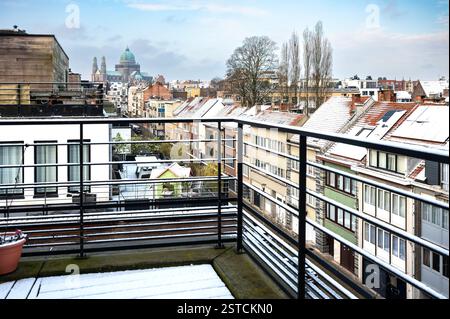 Toits et terrasses recouverts de neige, vue en grand angle de jette, région de bruxelles-capitale, Belgique. 16 FÉVRIER 2025 Banque D'Images