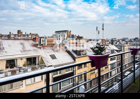 Toits et terrasses recouverts de neige, vue en grand angle de jette, région de bruxelles-capitale, Belgique. 16 FÉVRIER 2025 Banque D'Images