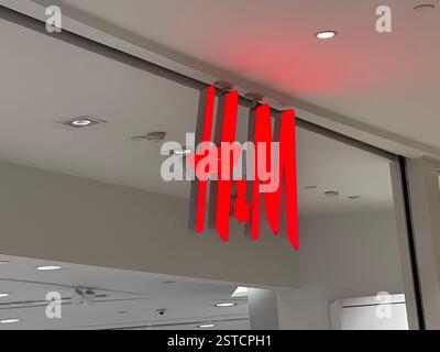 Guangzhou, Chine - 27 janvier 2024 : magasin HM. HM Hennes and Mauritz AB, également connu sous le nom de HM Group, est une multinationale de vêtements. Banque D'Images