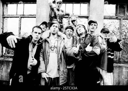 GOLDIE LOOKIN CHAIN, GROUPE COMPLET, LINE-UP ORIGINALE : Goldie Lookin Chain photographié à Newport, le 11 janvier 2004. Photographie : ROB WATKINS. INFO : Goldie Looking Chain est un groupe gallois de comédie rap formé en 2003. Connus pour leurs paroles humoristiques et leurs personnages distinctifs, ils ont gagné en renommée avec des tubes comme « Guns Don't Kill People, Rappers Do » et leur vision satirique de la culture hip-hop britannique. Banque D'Images