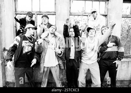 GOLDIE LOOKIN CHAIN, GROUPE COMPLET, LINE-UP ORIGINALE : Goldie Lookin Chain photographié à Newport, le 11 janvier 2004. Photographie : ROB WATKINS. INFO : Goldie Looking Chain est un groupe gallois de comédie rap formé en 2003. Connus pour leurs paroles humoristiques et leurs personnages distinctifs, ils ont gagné en renommée avec des tubes comme « Guns Don't Kill People, Rappers Do » et leur vision satirique de la culture hip-hop britannique. Banque D'Images