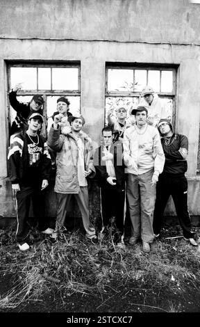 GOLDIE LOOKIN CHAIN, GROUPE COMPLET, LINE-UP ORIGINALE : Goldie Lookin Chain photographié à Newport, le 11 janvier 2004. Photographie : ROB WATKINS. INFO : Goldie Looking Chain est un groupe gallois de comédie rap formé en 2003. Connus pour leurs paroles humoristiques et leurs personnages distinctifs, ils ont gagné en renommée avec des tubes comme « Guns Don't Kill People, Rappers Do » et leur vision satirique de la culture hip-hop britannique. Banque D'Images