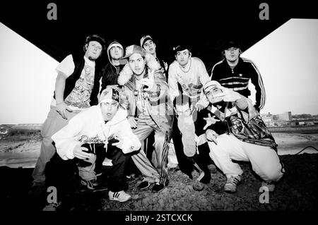 GOLDIE LOOKIN CHAIN, GROUPE COMPLET, LINE-UP ORIGINALE : Goldie Lookin Chain photographié à Newport, le 11 janvier 2004. Photographie : ROB WATKINS. INFO : Goldie Looking Chain est un groupe gallois de comédie rap formé en 2003. Connus pour leurs paroles humoristiques et leurs personnages distinctifs, ils ont gagné en renommée avec des tubes comme « Guns Don't Kill People, Rappers Do » et leur vision satirique de la culture hip-hop britannique. Banque D'Images