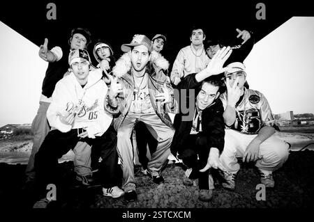 GOLDIE LOOKIN CHAIN, GROUPE COMPLET, LINE-UP ORIGINALE : Goldie Lookin Chain photographié à Newport, le 11 janvier 2004. Photographie : ROB WATKINS. INFO : Goldie Looking Chain est un groupe gallois de comédie rap formé en 2003. Connus pour leurs paroles humoristiques et leurs personnages distinctifs, ils ont gagné en renommée avec des tubes comme « Guns Don't Kill People, Rappers Do » et leur vision satirique de la culture hip-hop britannique. Banque D'Images