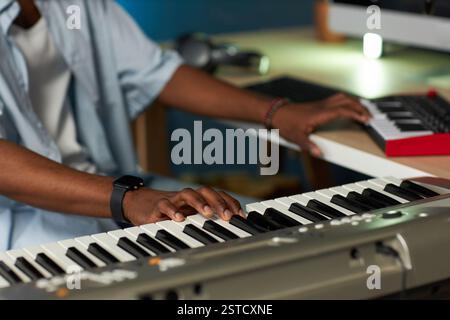 Jouer au clavier électronique dans le cadre Modern Studio Banque D'Images