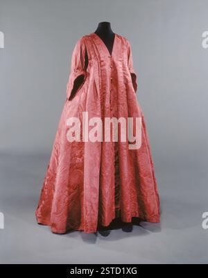 Un dessin tissé avec de grands motifs stylisés, y compris feuillage, fleurs, tulipes, fruits, et des grenades, avec des motifs lambrequins. Ce décor complexe est souvent utilisé dans les textiles pour créer des motifs riches et détaillés. Banque D'Images