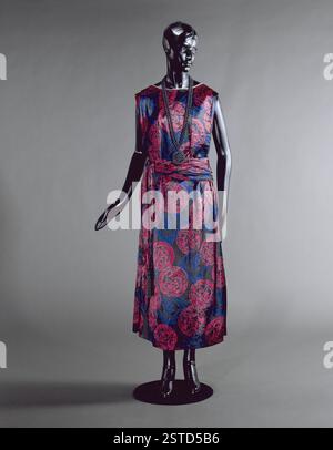 Un motif textile avec des motifs imprimés rouges et bleus, mettant en valeur des couleurs audacieuses et contrastées dans des formes géométriques ou florales complexes. Banque D'Images