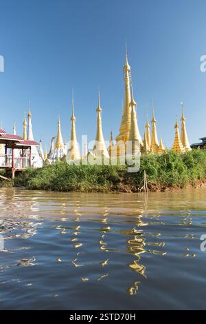 Myanmar, lac Inle, vue variée certains du lac Inle de la Shwe Inn Thein Pagoda / Tain Paya. Banque D'Images