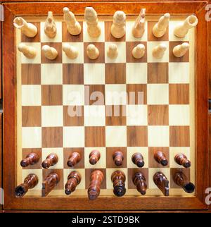 Échiquier avec pièces d'échecs isolées, vue de dessus Banque D'Images