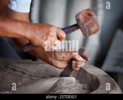 Main sculpteur sur bois avec les outils Banque D'Images