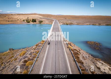 Mytical route 40 traversant les méandres de la rivière Santa Cruz en Patagonie Argentine Banque D'Images