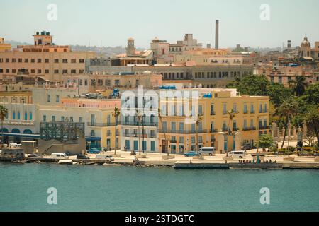 Vue en angle élevé de la baie de la vieille Havane port Malecon et la ville de Casa Blanca par une journée ensoleillée. Paysage urbain de la Havane, panorama skyline. Banque D'Images